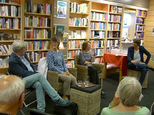 Rodetafelgesprek O .l .v . Hanneke Marttin In Heemstede Bij Boekhandel Blokke Met Jan Van Der Haar , Inge Kok En Elly Schippers