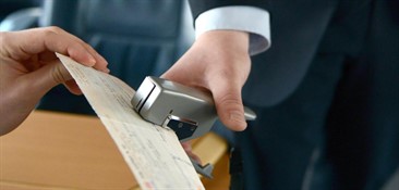 Zugbegleiter -kontrolliert -Ticket