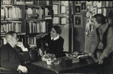 1024px -james _joyce _with _sylvia _beach _at _shakespeare __co _paris _1920